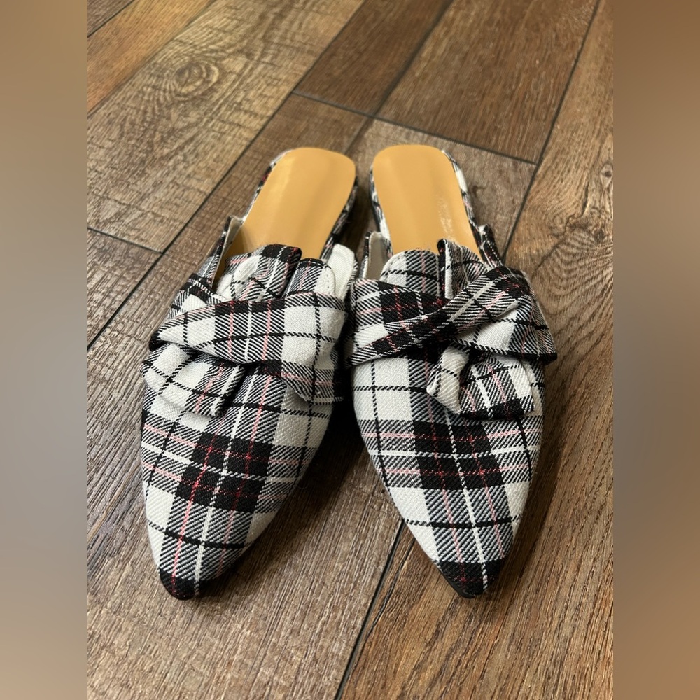 Cute plaid flats. Size 7.